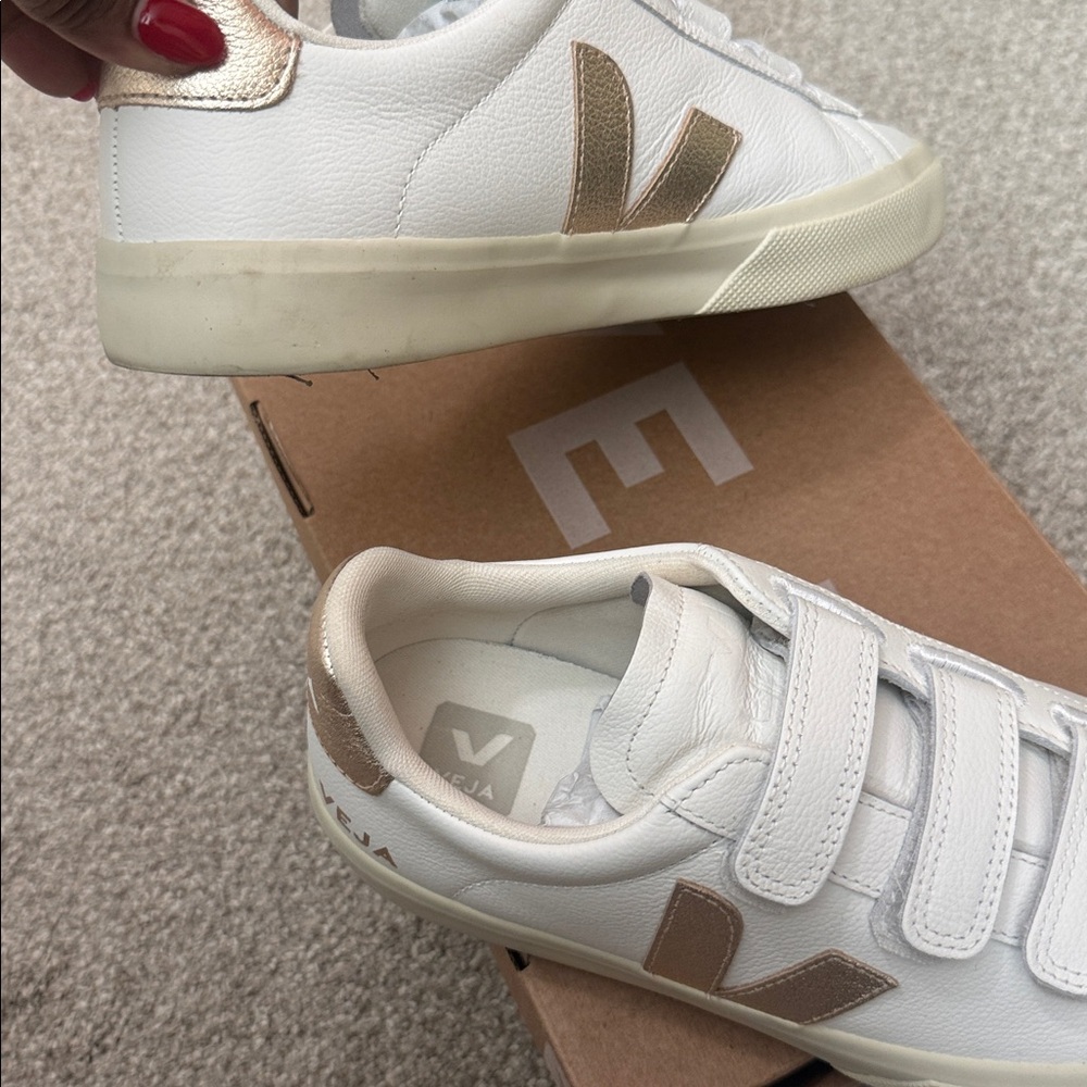 Veja women’s White and rose gold Sneakers - Picture 6 of 8